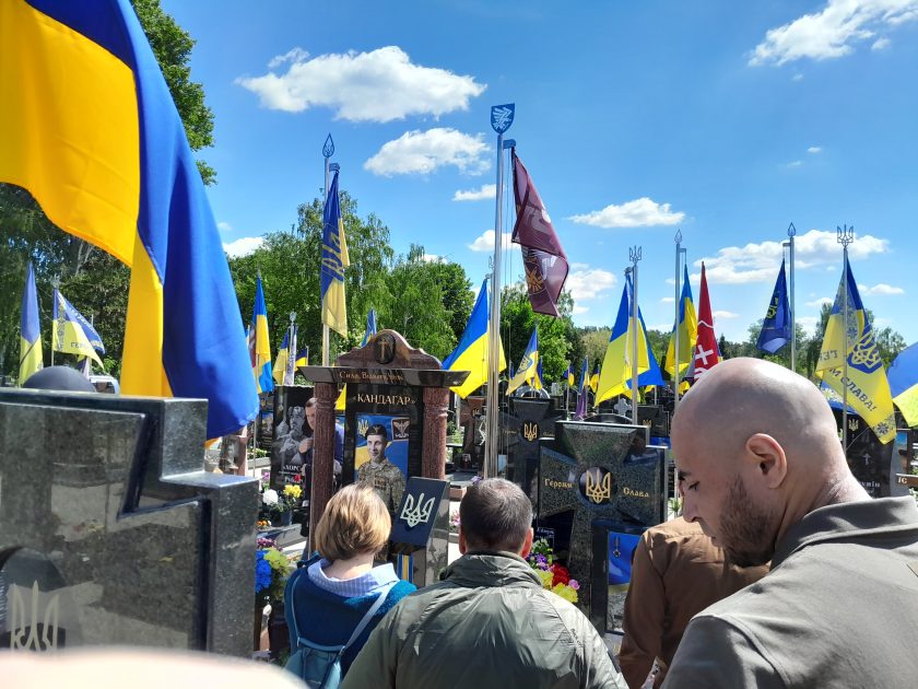Суперечки, скандали і сльози: як у Києві не можуть домовитися щодо поховань військових і тиснуть на родичів загиблих Героїв (фото, відео)